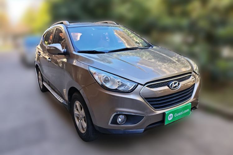 Used Hyundai ix35 2012 2.0L Manual Two-Wheel Drive New Edition GL Front Right 45 Deg