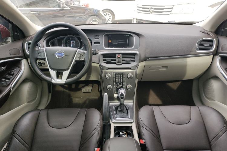 Used Volvo V40 2016 T4 Smart Luxury Edition