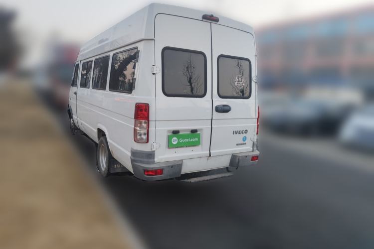 Used Iveco Daily 2021 2.5T A40 M1 Passenger Van 5-9 Seats Long Wheelbase Mid-Roof Design Dual Tires Manual Doors