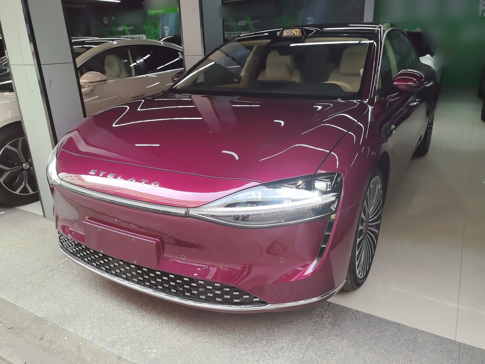 تحت مقدمة السيارة