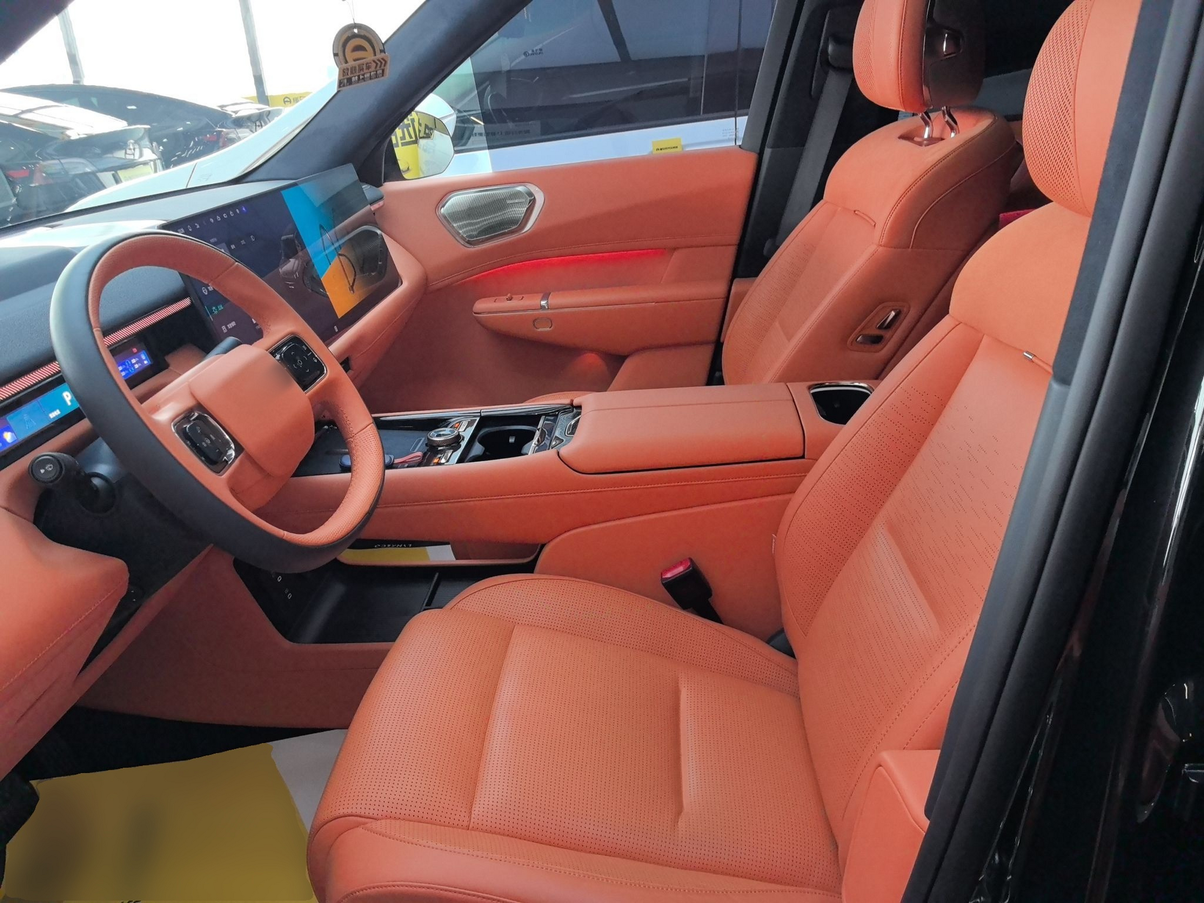 المقاعد الأمامية داخل السيارة