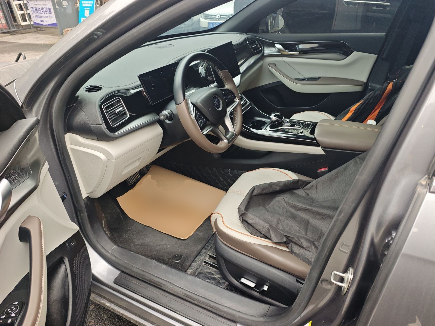 المقاعد الأمامية داخل السيارة