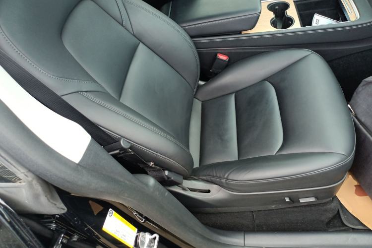 Used Tesla Model Y 2021 Standard Range Rear-Wheel Drive Version Right Front Seat