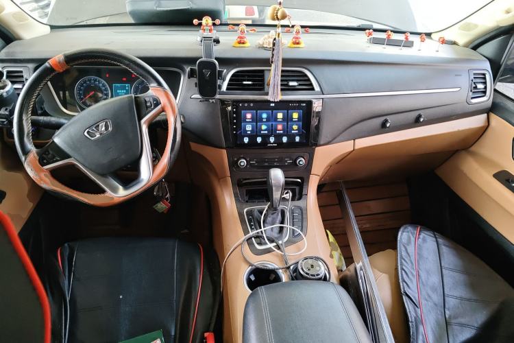 Used Huasong 7 2015 2.0T Automatic Luxury Model Center Console