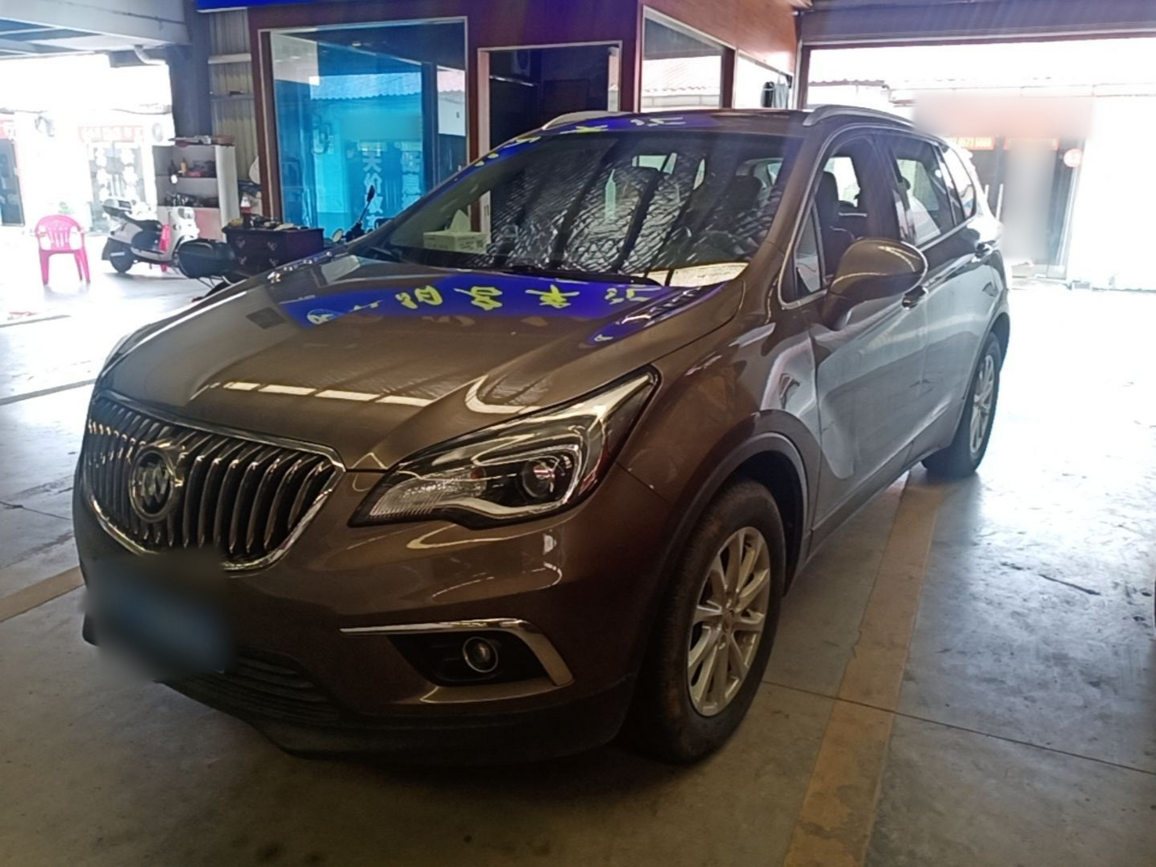 Под передней частью автомобиля