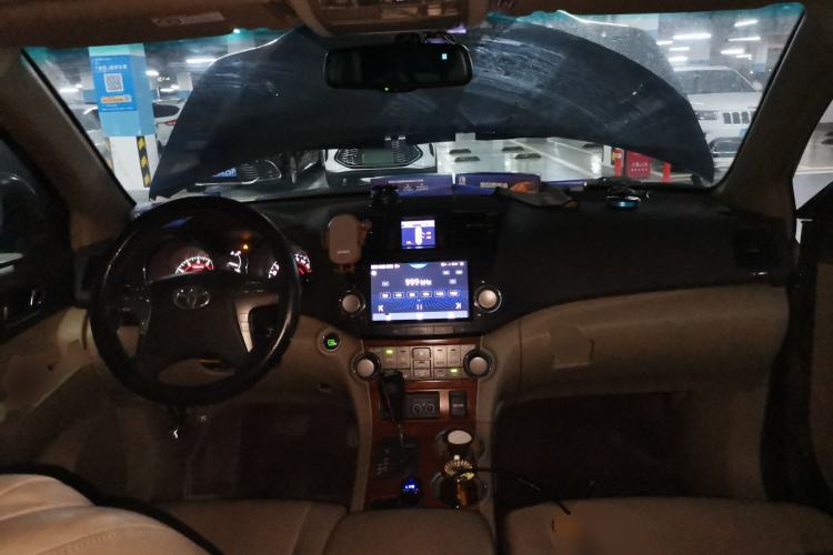 Used Toyota Highlander 2011 2.7L Two-Wheel Drive 7-Seater Supreme Edition Center Console