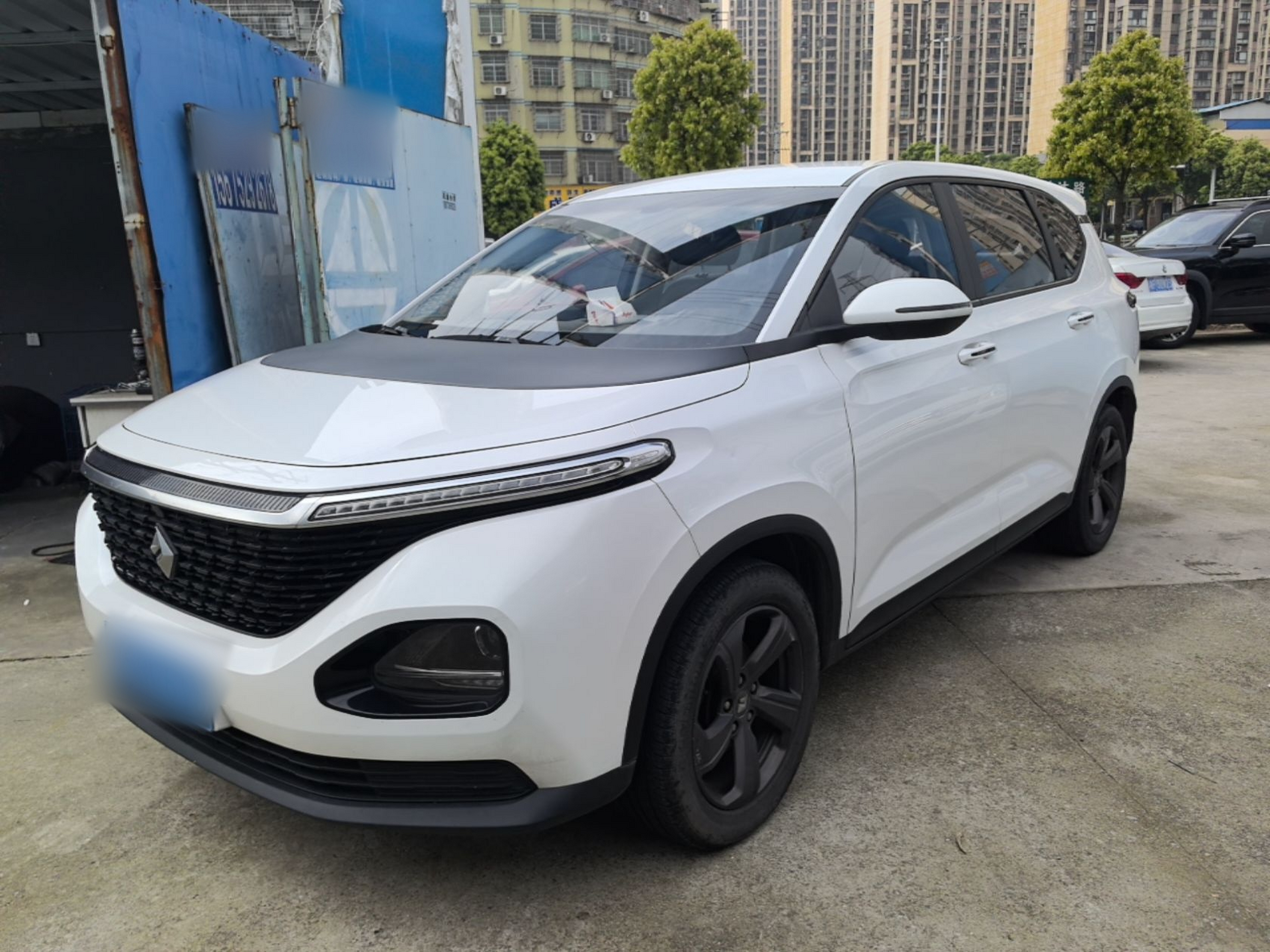 Под передней частью автомобиля