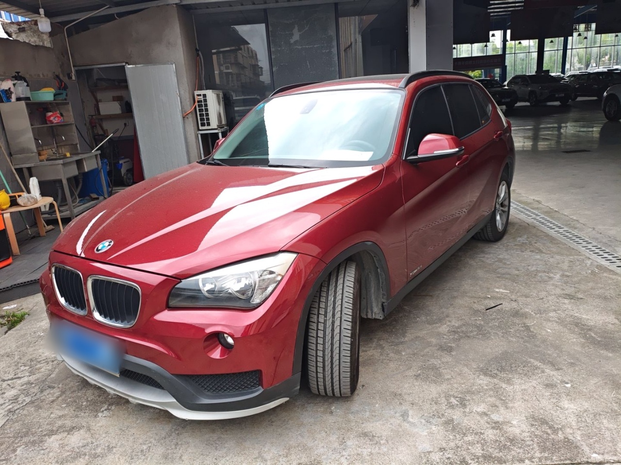 تحت مقدمة السيارة