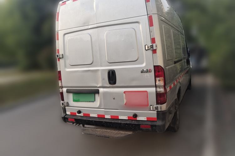 Used Dongfeng Yufeng 2023 V9+ 2.3T Manual Front-Drive Van Long Wheelbase High Roof 3-Seater
