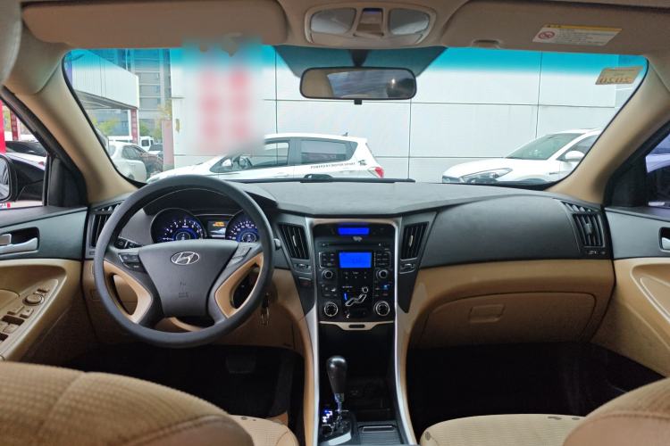 Used Hyundai Sonata 2011 2.0L Automatic Leading Edition Center Console