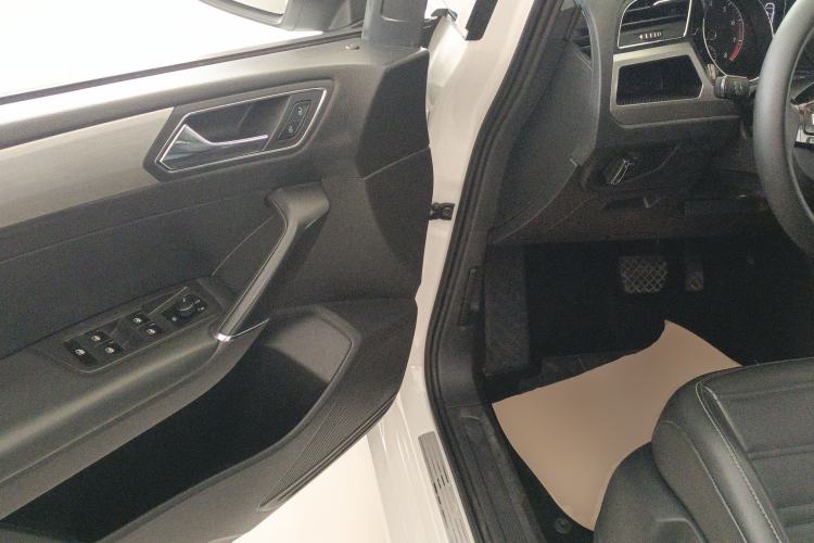 Used Volkswagen Touran 2018 Volkswagen Touran L 280TSI DSG Comfort Edition 7-seater Driver Seat