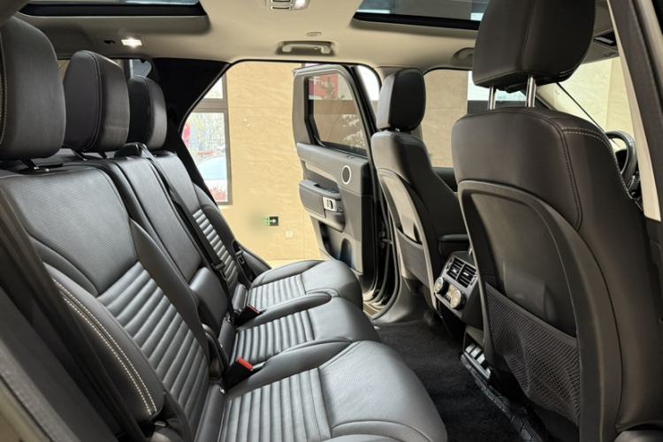 Used Land Rover Discovery 2023 Revised Version 360 PS R-Dynamic S Interior 8