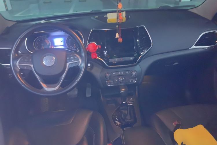 Used Jeep Cherokee 2019 2.0T Two-Wheel Drive Smart Enjoyment Version China VI
