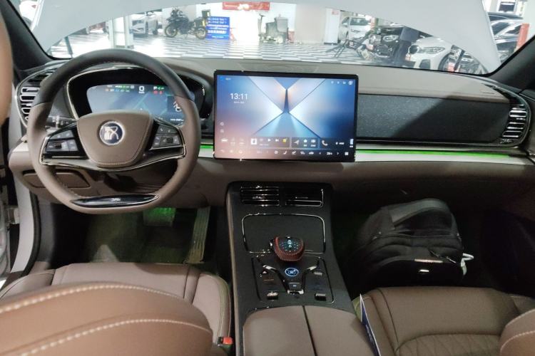 Used BYD Han 2025 DM-i 125KM Elite Model Center Console