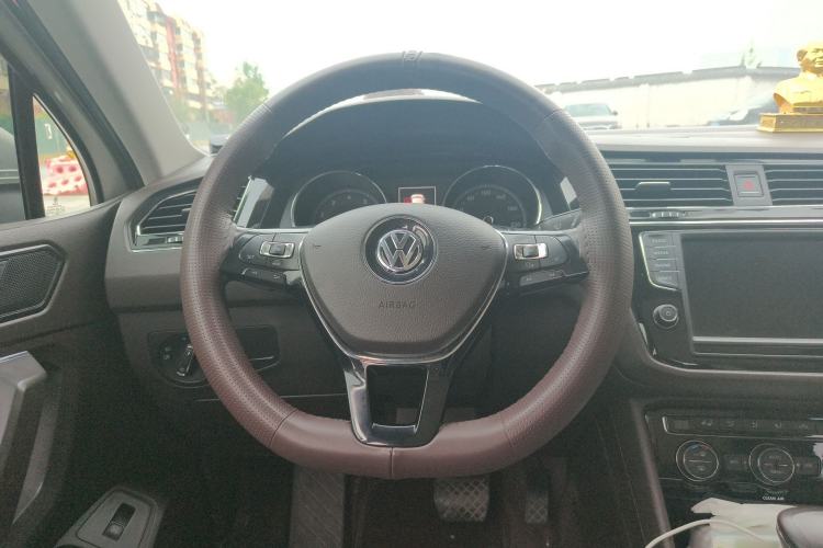 Used Volkswagen Tiguan L 2017 380TSI Automatic All-Wheel-Drive Luxury Edition Steering Wheel