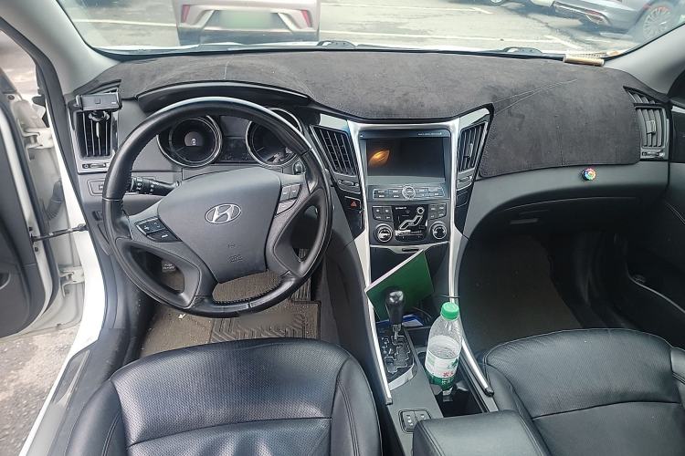 Used Hyundai Sonata 2015 Classic 2.0L Automatic Luxury Edition Center Console