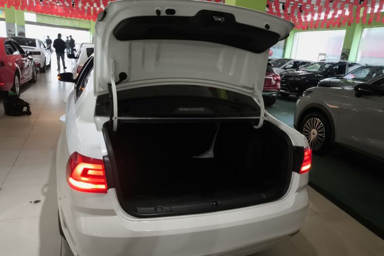 Used Volkswagen Lavida 2015 1.6L Automatic Fashion Edition Trunk