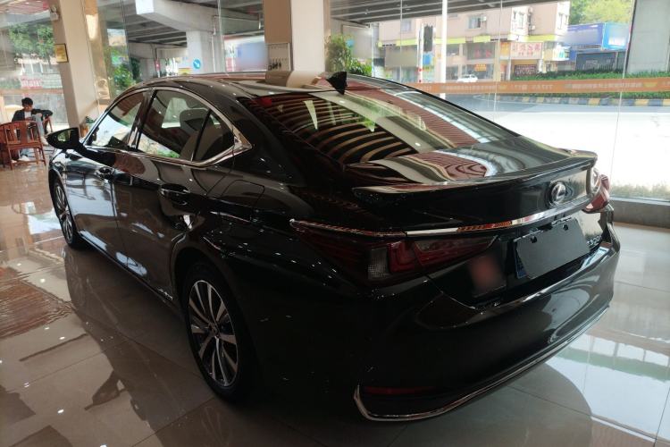 Used Lexus ES 2020 300h Premier Edition
