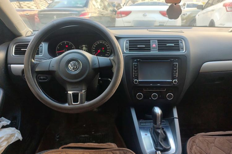 Used Volkswagen Sagitar 2014 Revised Version 1.6L Automatic Leading Edition Center Console