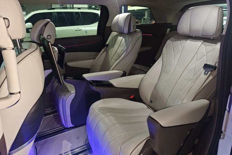 Used Denza D9 2022 DM-i 970 Four-Wheel Drive Flagship Model Left Rear Seat