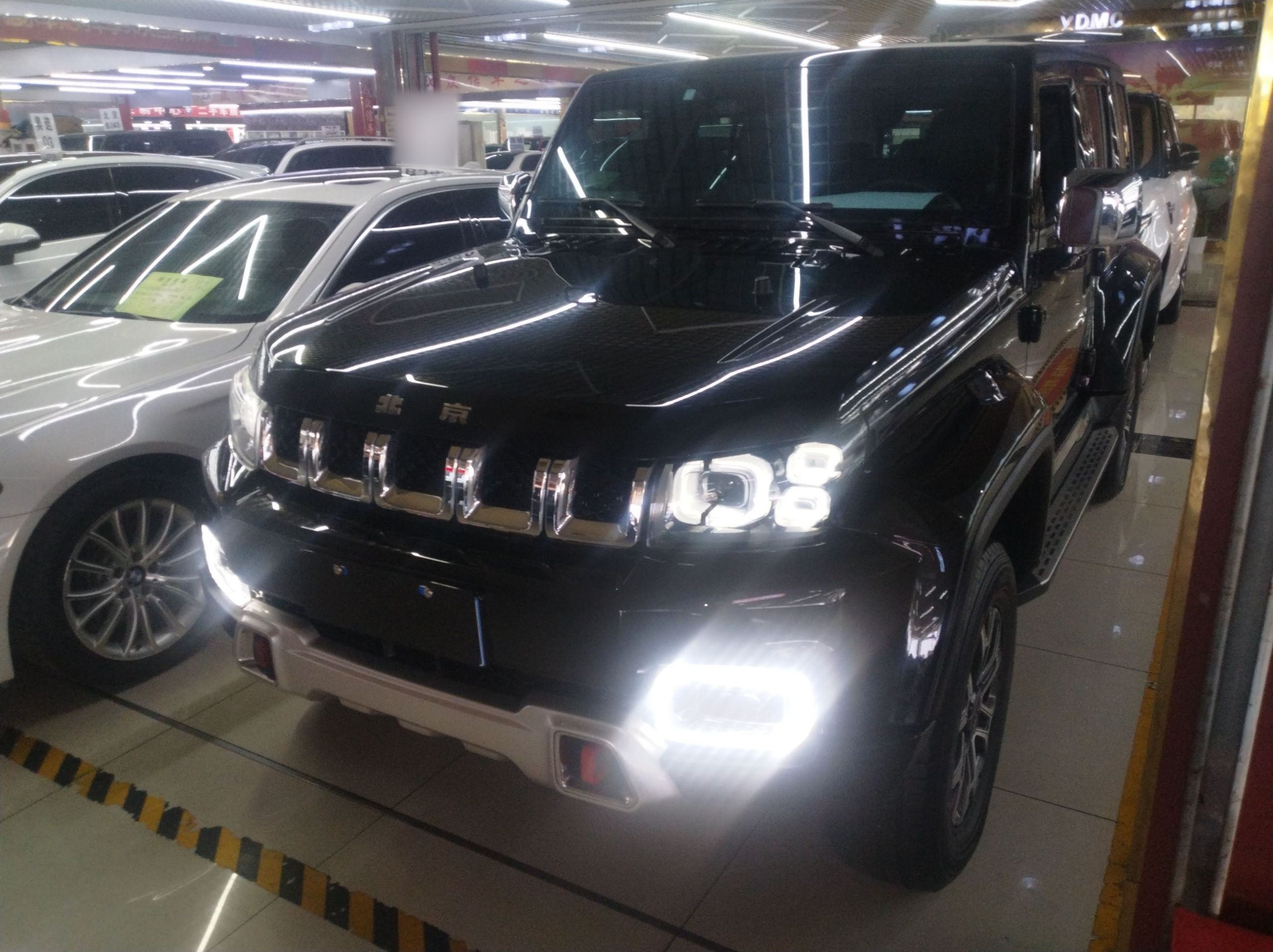 تحت مقدمة السيارة