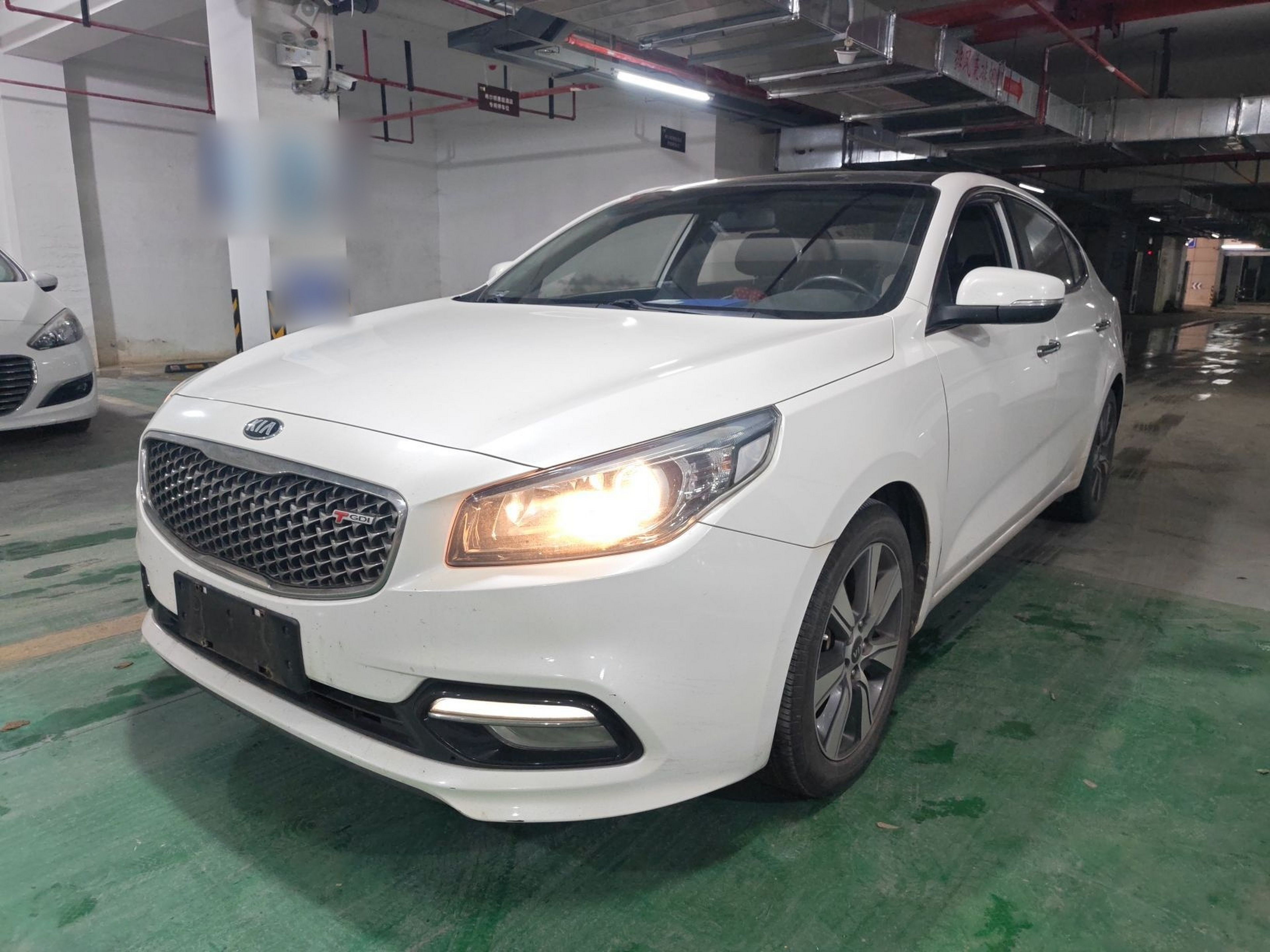 Под передней частью автомобиля