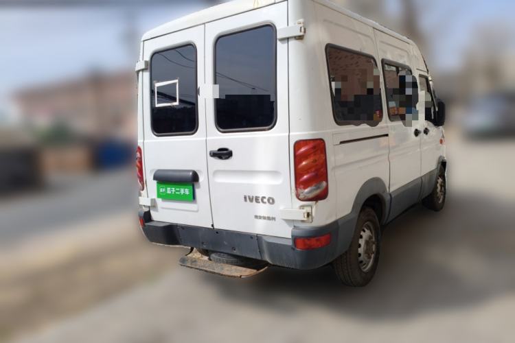 Used Iveco Power Daily 2017 2.5T Deluxe A32 Mid-Roof 5-7 Seater 47Z5 Passenger Van Rear Right 45 Deg
