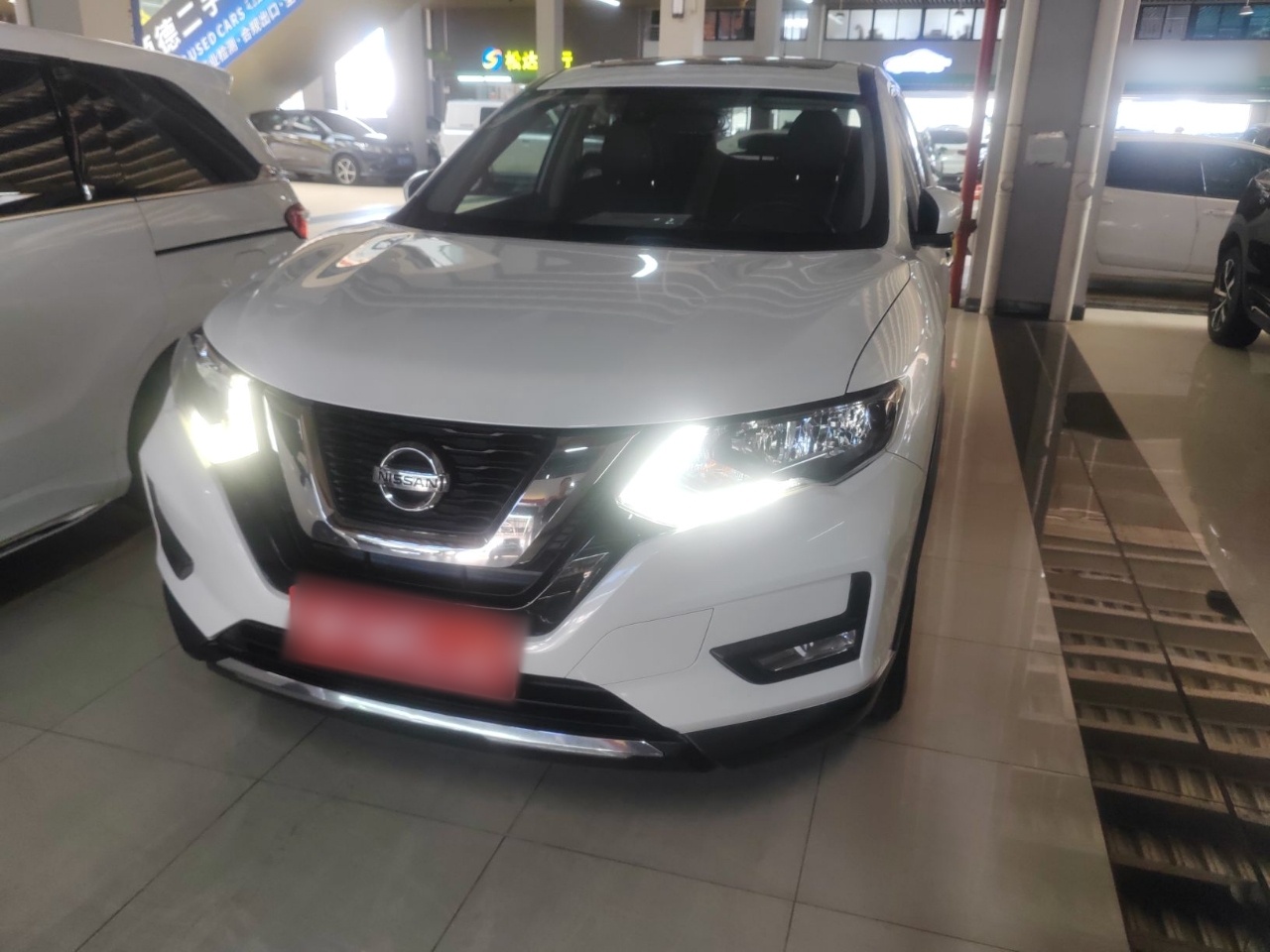 تحت مقدمة السيارة