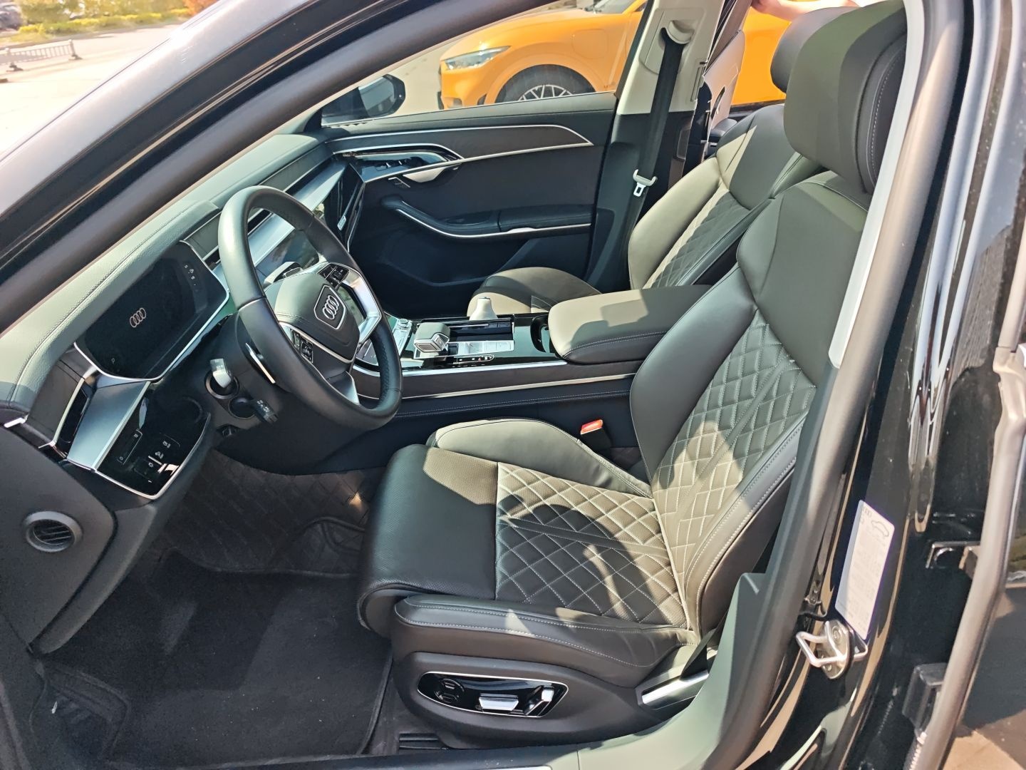 المقاعد الأمامية داخل السيارة