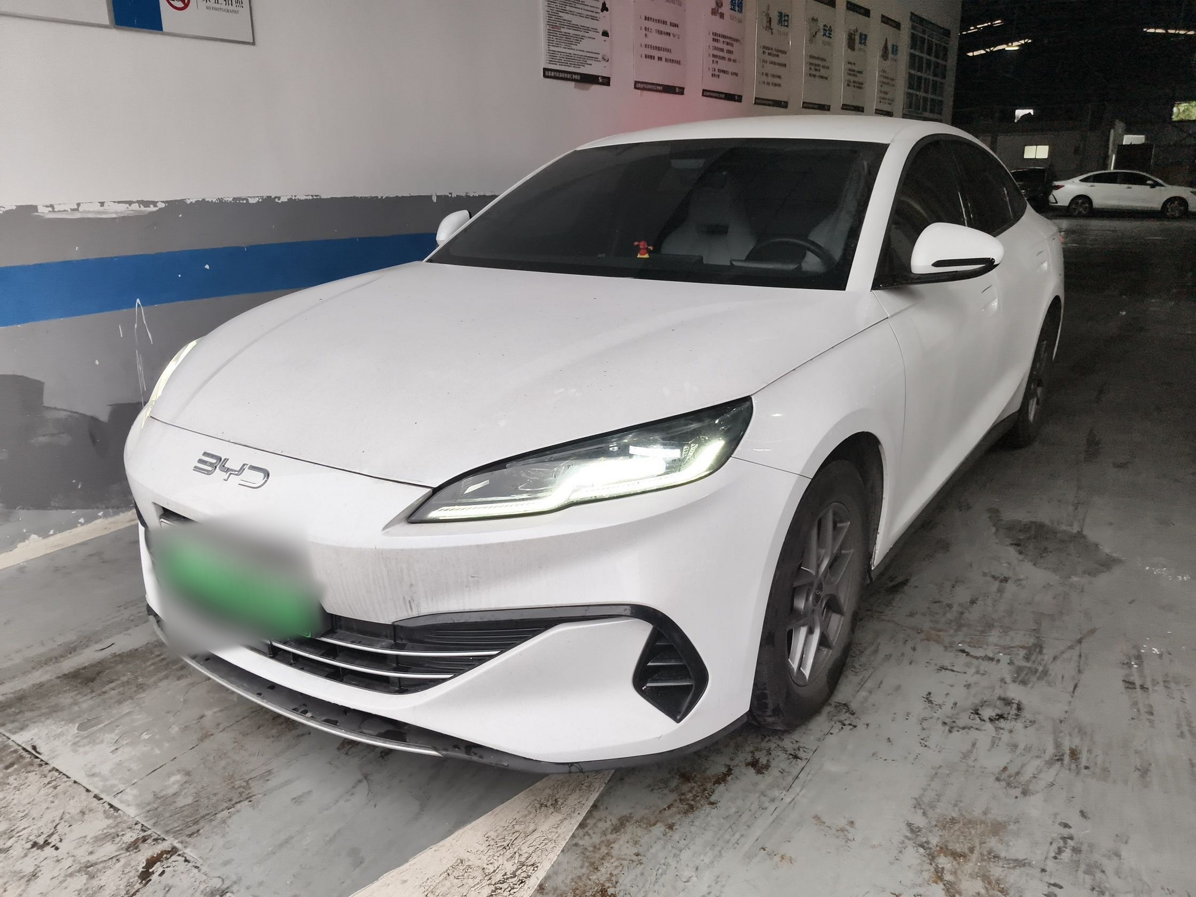 تحت مقدمة السيارة