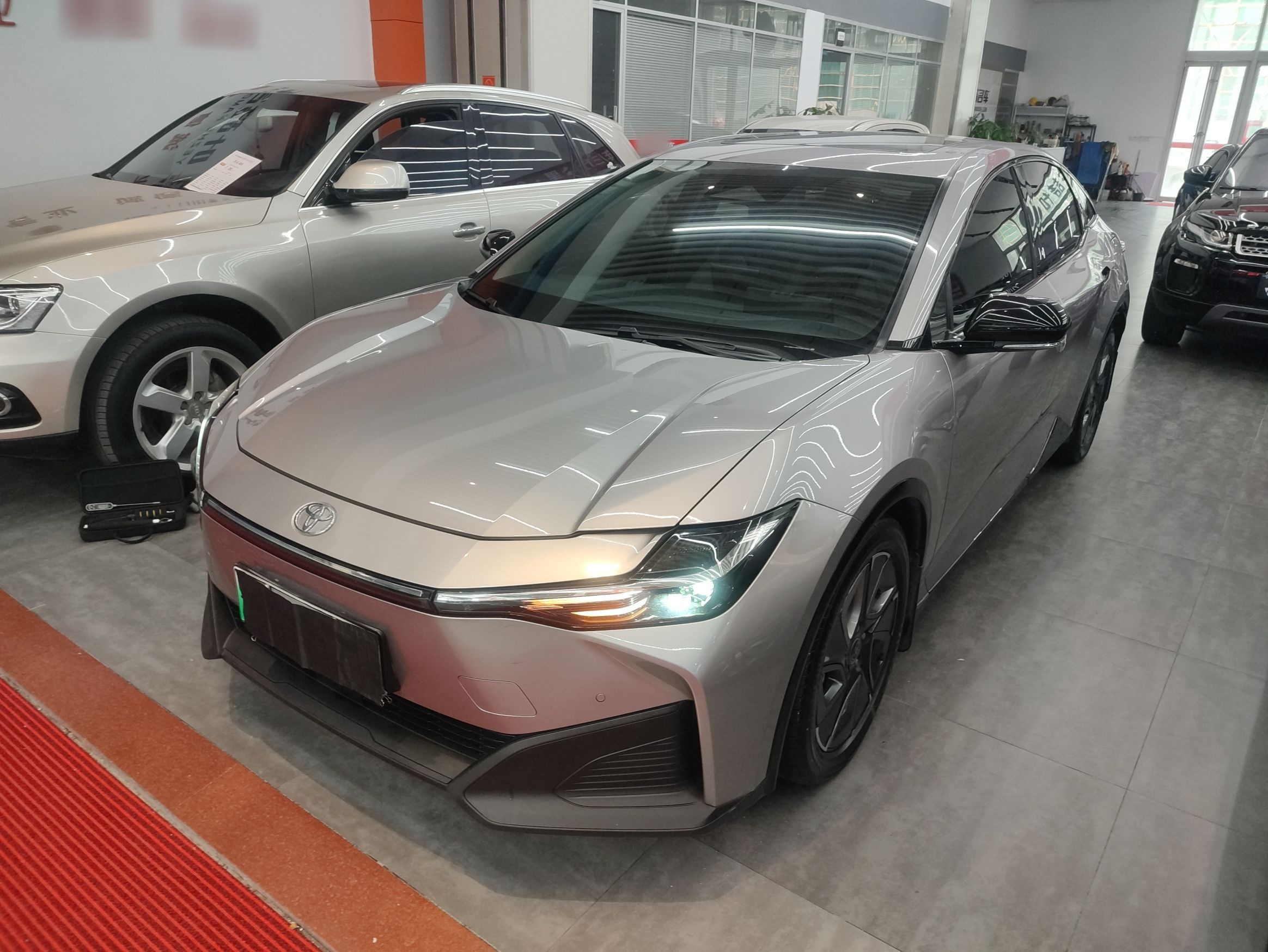 Под передней частью автомобиля