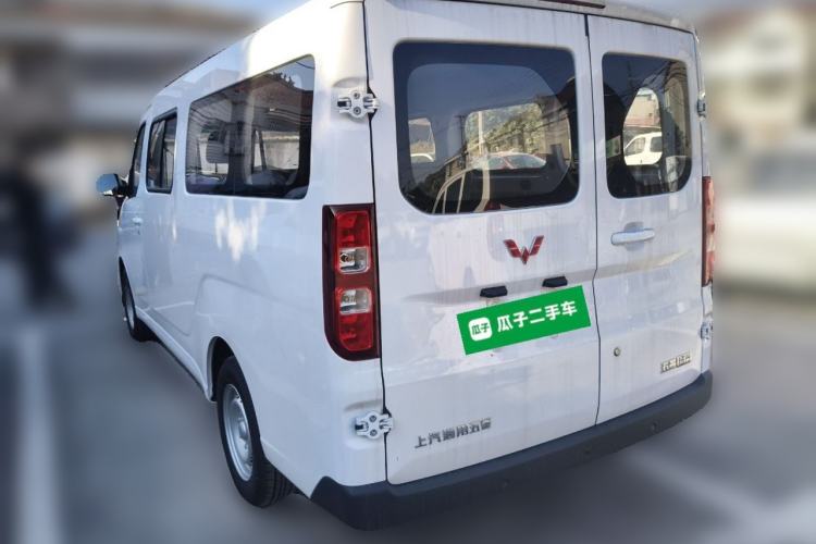 Used Wuling Yangguang 2024 300KM Comfort Version Passenger Van 75kW