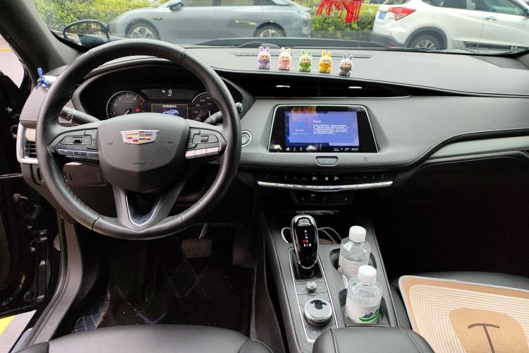 Used Cadillac XT4 2021 28T Two-Wheel Drive Luxury Version Center Console