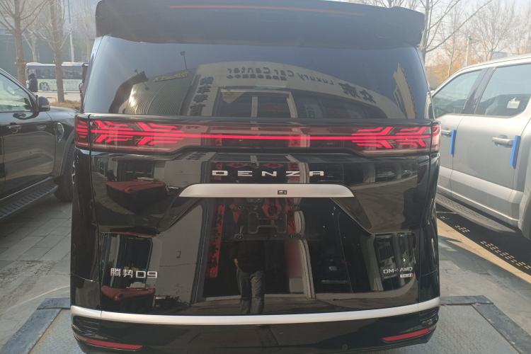 Used Denza D9 2025 DM-i Intelligent Drive 1020 Four-Wheel Drive Flagship Model