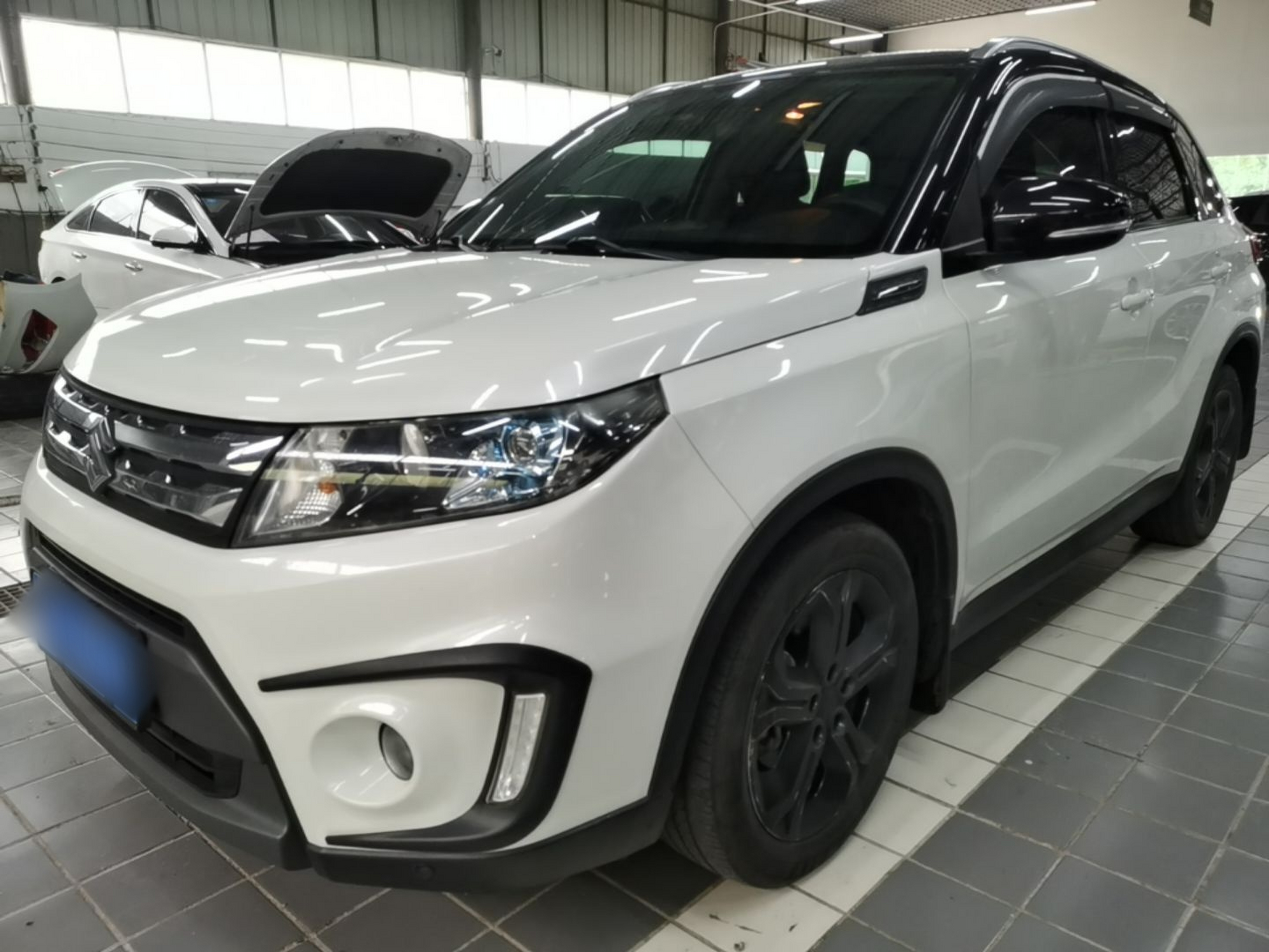 Под передней частью автомобиля
