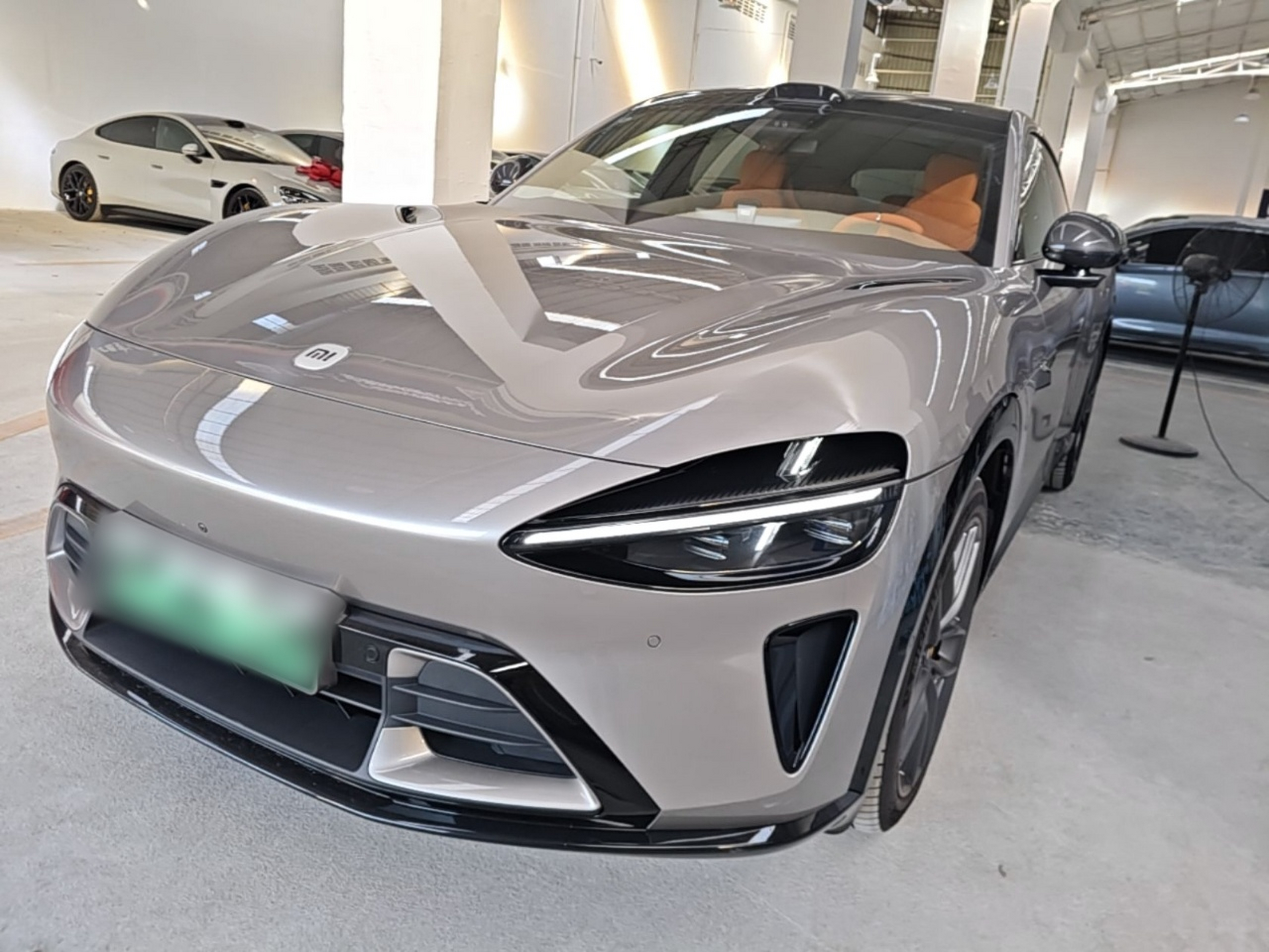 Под передней частью автомобиля