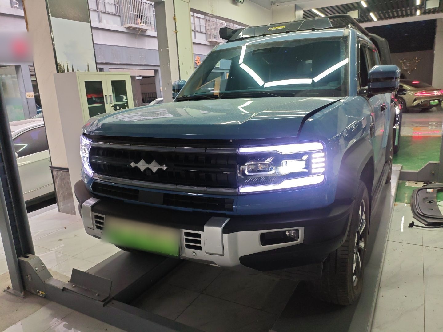 Под передней частью автомобиля