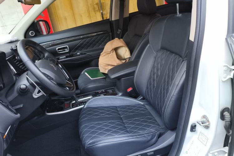 Used Mitsubishi Outlander 2020 2.4L 4x4 Zhi Xiang Edition 7-Seater
