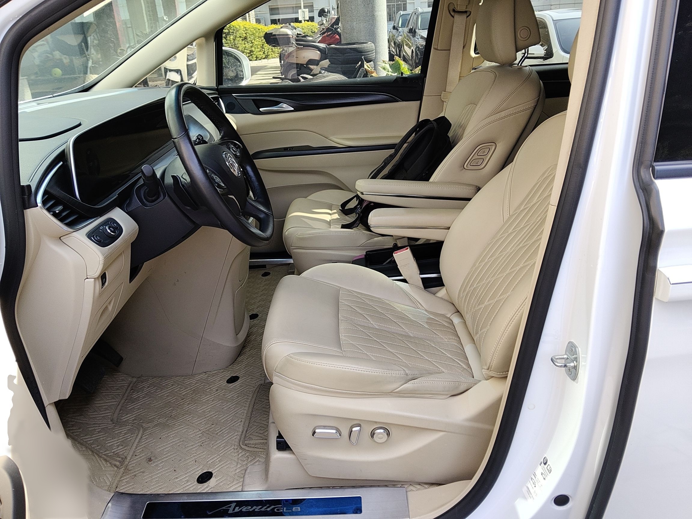 Переднее сиденье в автомобиле