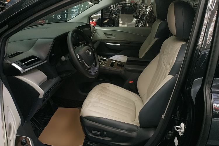 Used Toyota Granvia 2023 2.5L Hybrid Comfort Edition
