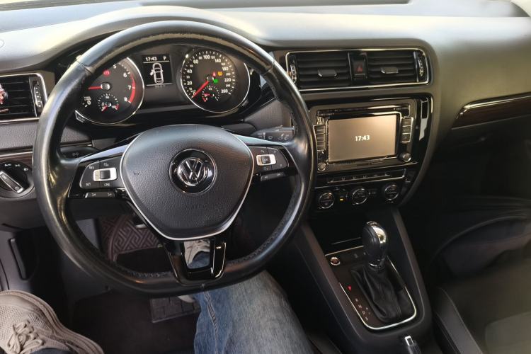 Used Volkswagen Sagitar 2015 280TSI Automatic Flagship Model Center Console