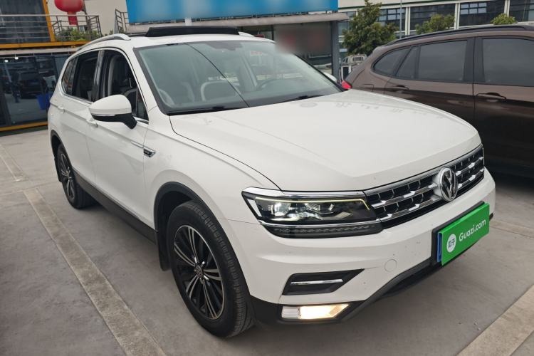 Used Volkswagen Tiguan L 2018 380TSI Automatic All-Wheel Drive Luxury Edition Front Right 45 Deg