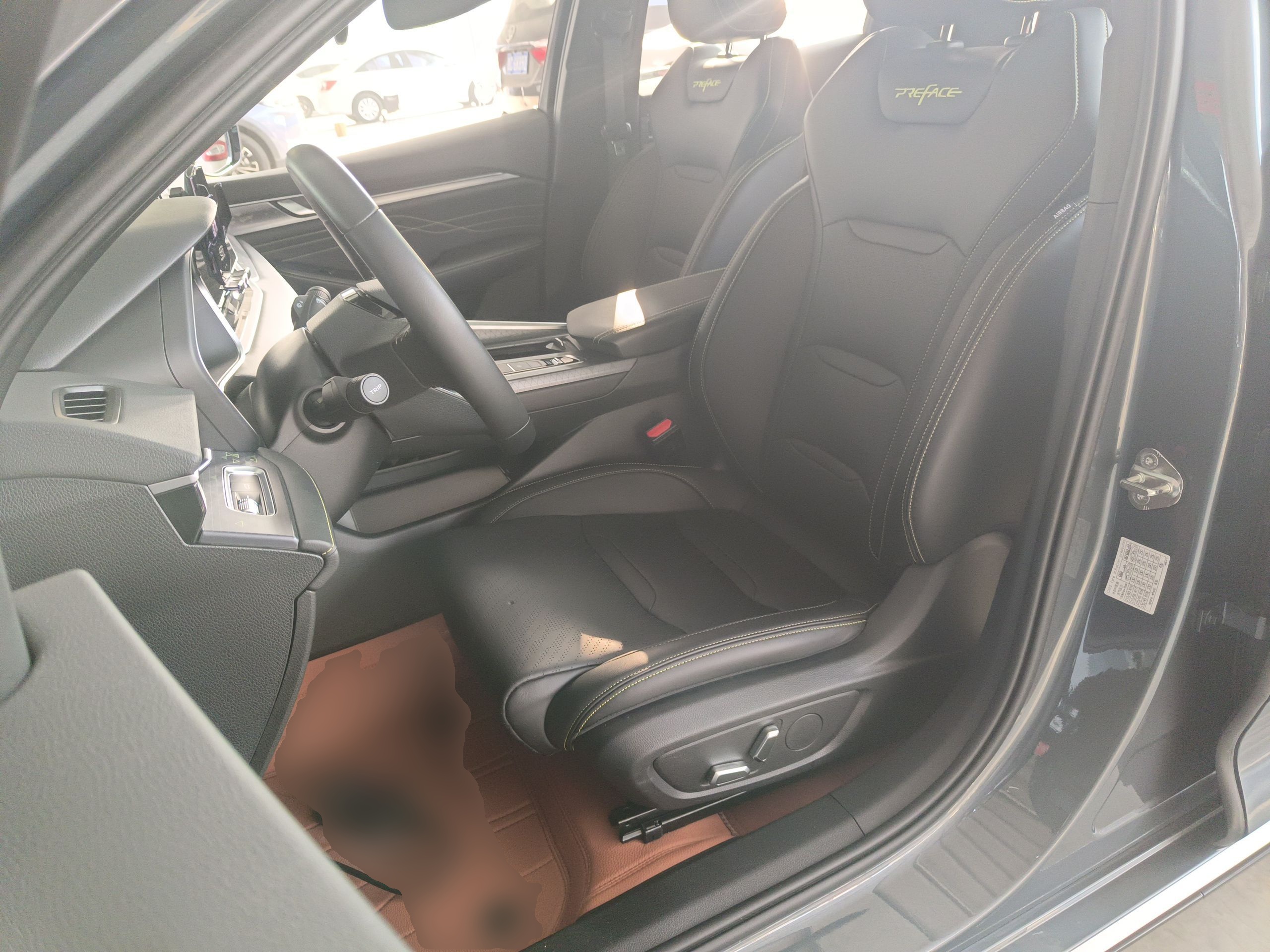 المقاعد الأمامية داخل السيارة