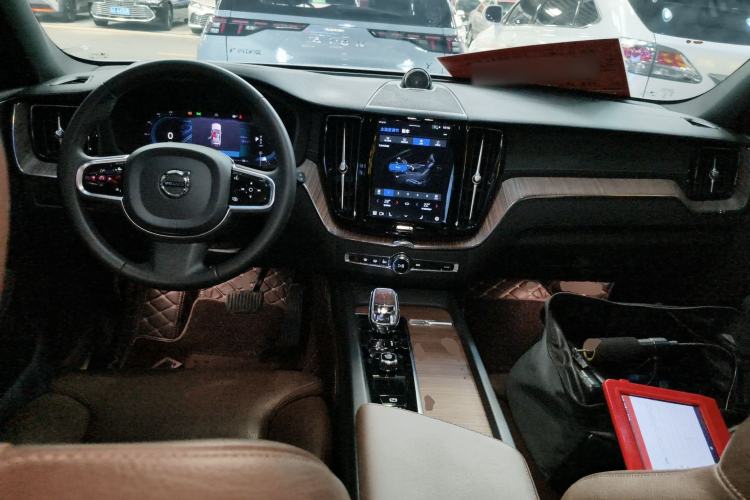 Used Volvo XC60 2023 B5 4x4 Smart Luxury Edition Center Console