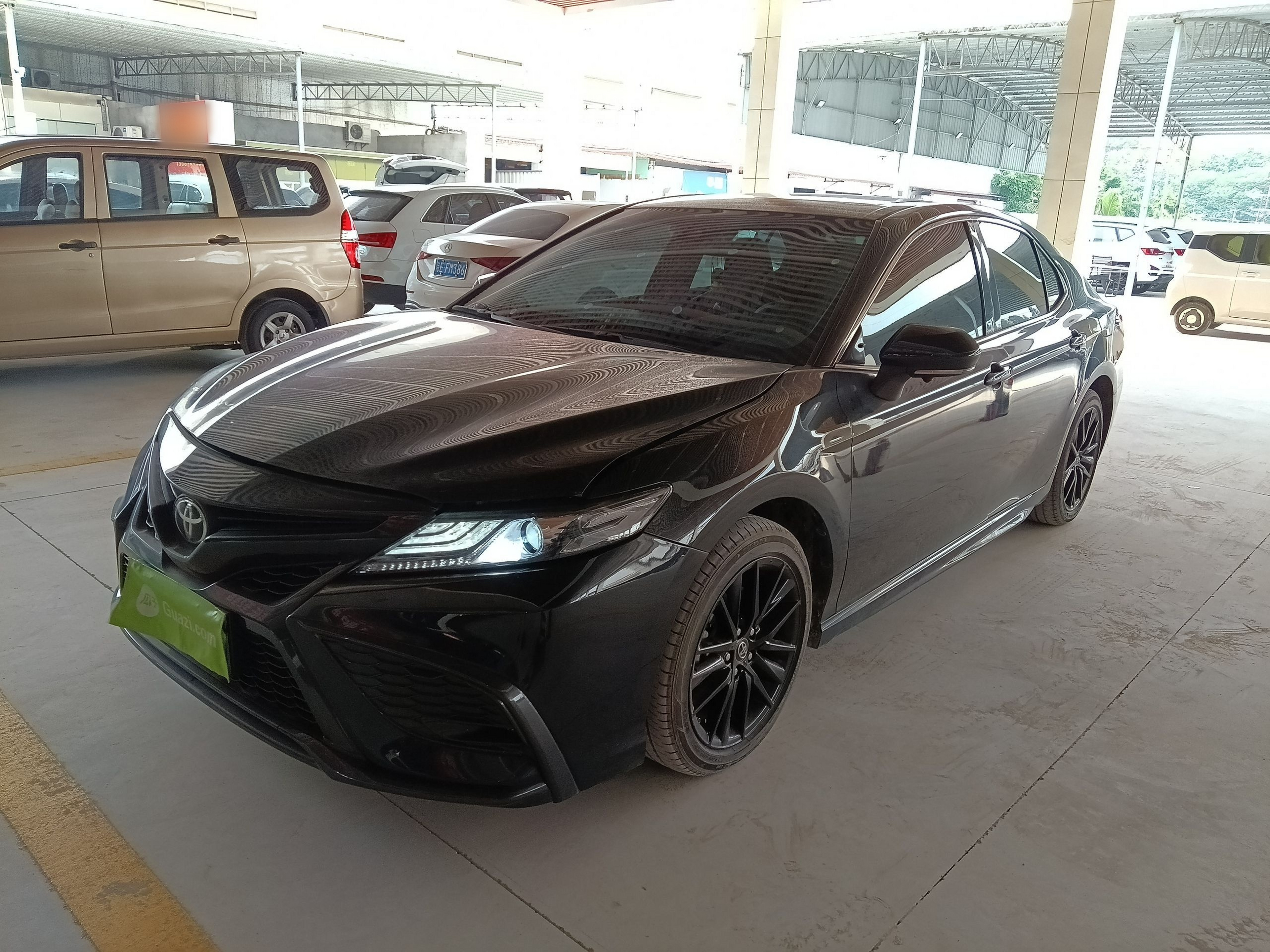 Под передней частью автомобиля