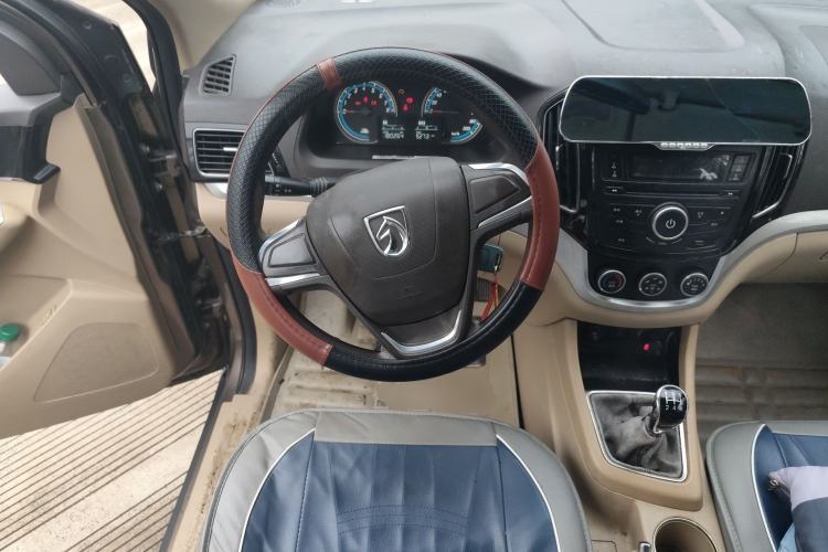 Used Baojun 730 2014 1.5L manual standard trim 7 seats Steering Wheel