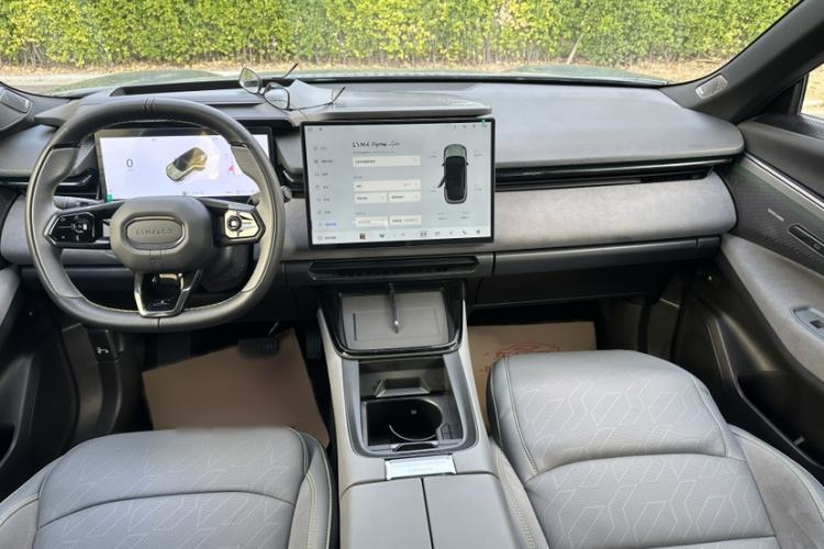 Used Lynk & Co 08 EM-P 2025 220 km All-Wheel-Drive Performance Halo Gear Lever