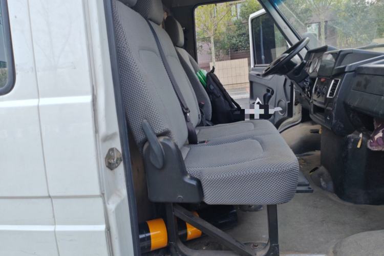 Used Iveco Daily 2021 2.5T A40 M1 Passenger Van 5-9 Seats Long Wheelbase Mid-Roof Design Dual Tires Manual Doors Left Rear Seat