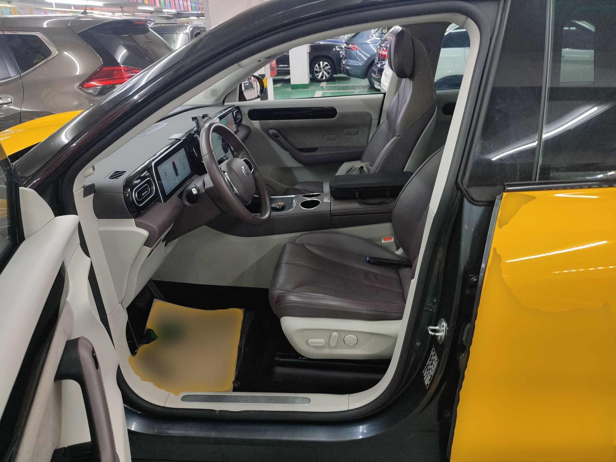 المقاعد الأمامية داخل السيارة