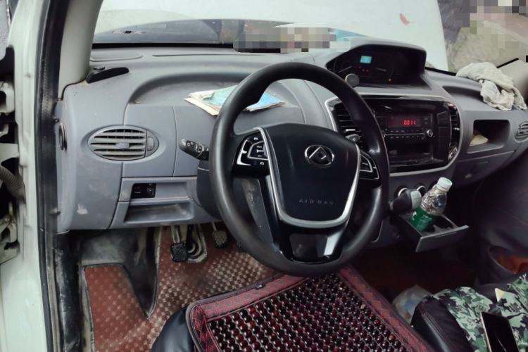 Used SAIC MAXUS Xintu V80 2019 2.5T Classic Model 6-Speed Manual – Aoyuntong Short Wheelbase Ultra-Low Roof 5/6 Seats Steering Wheel